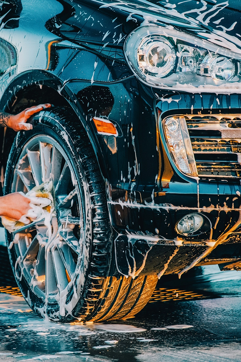 An expert details tire rims with extreme care